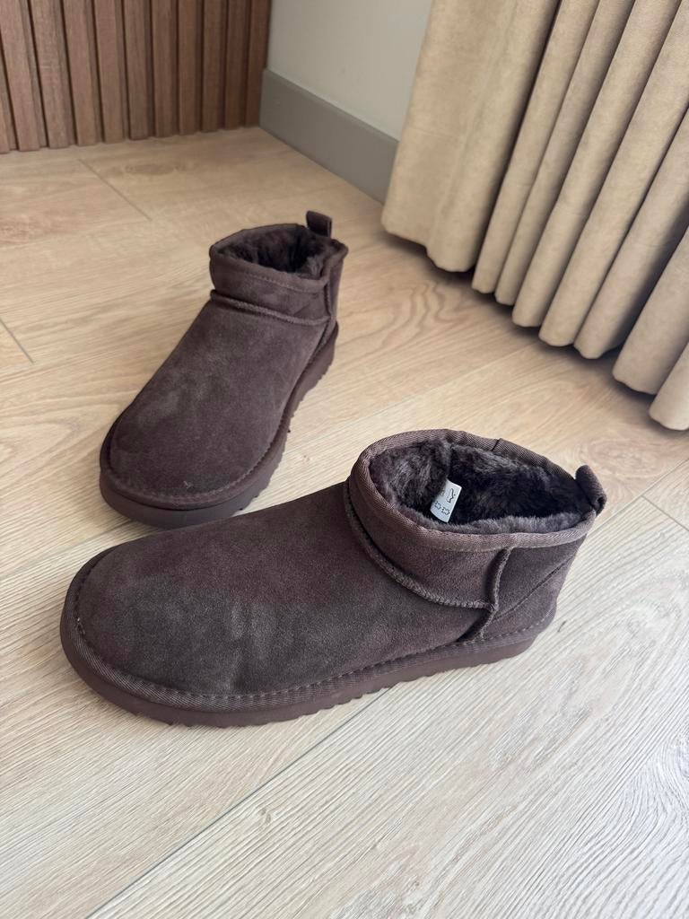Nieuwe UGG mini laarzen - Maat 41 - Nooit gedragen, Ophalen of Verzenden, Nieuw, Bruin, Lage of Enkellaarzen