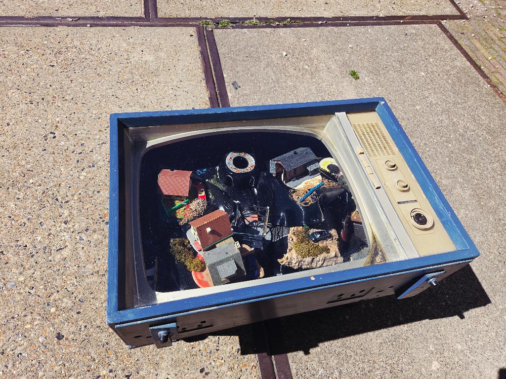 Uniek Kunstwerk: Televisie-object/salontafel van kunstenaar, Ophalen
