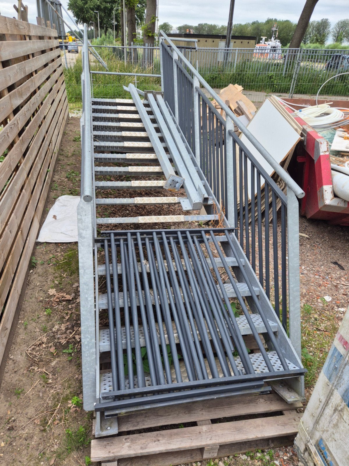 Enorme trap gegalvaniseerd, Ophalen, Minder dan 2 meter