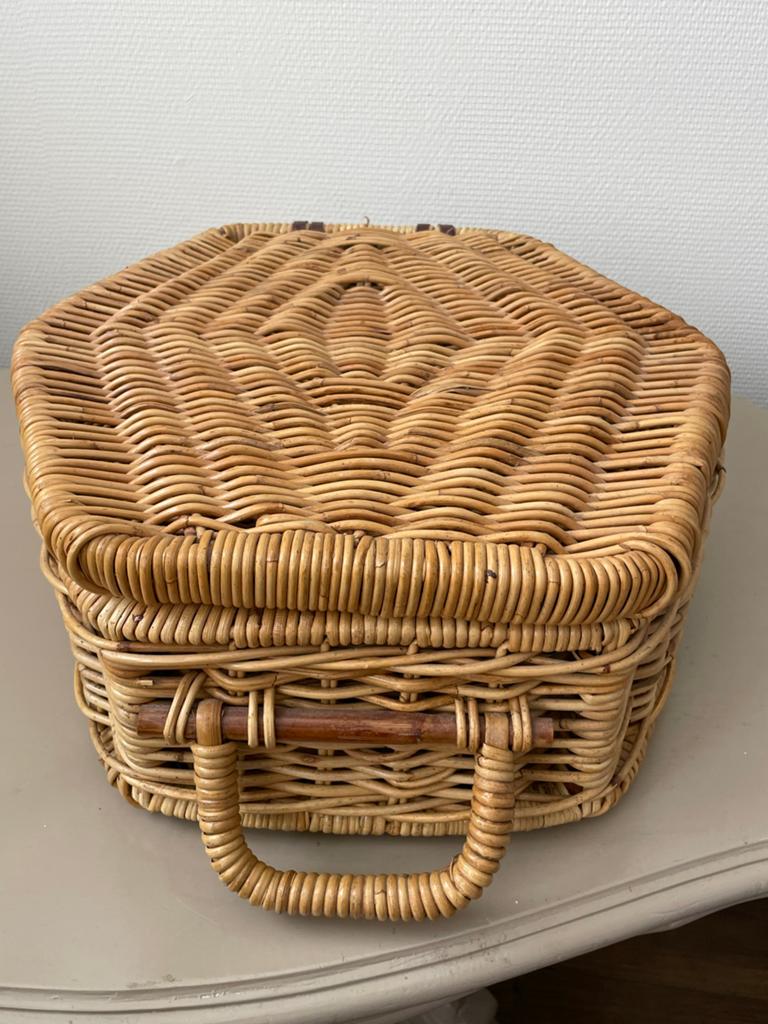 Grote rieten mand met deksel, Huis en Inrichting, Overige materialen, Gebruikt, 50 tot 100 cm, Ophalen of Verzenden