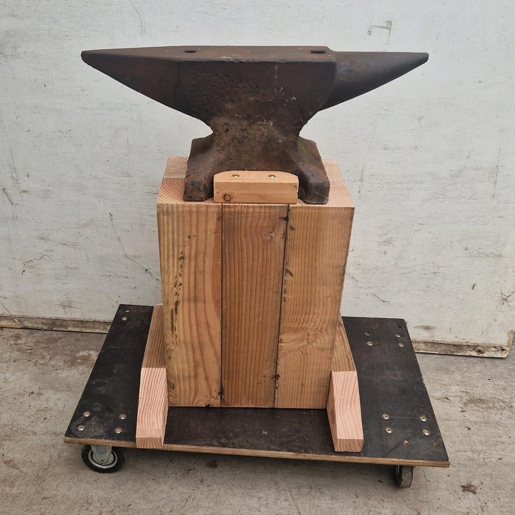️anthiek aambeeld 65 kg op houten blok, houten bok, sokkel, Ophalen