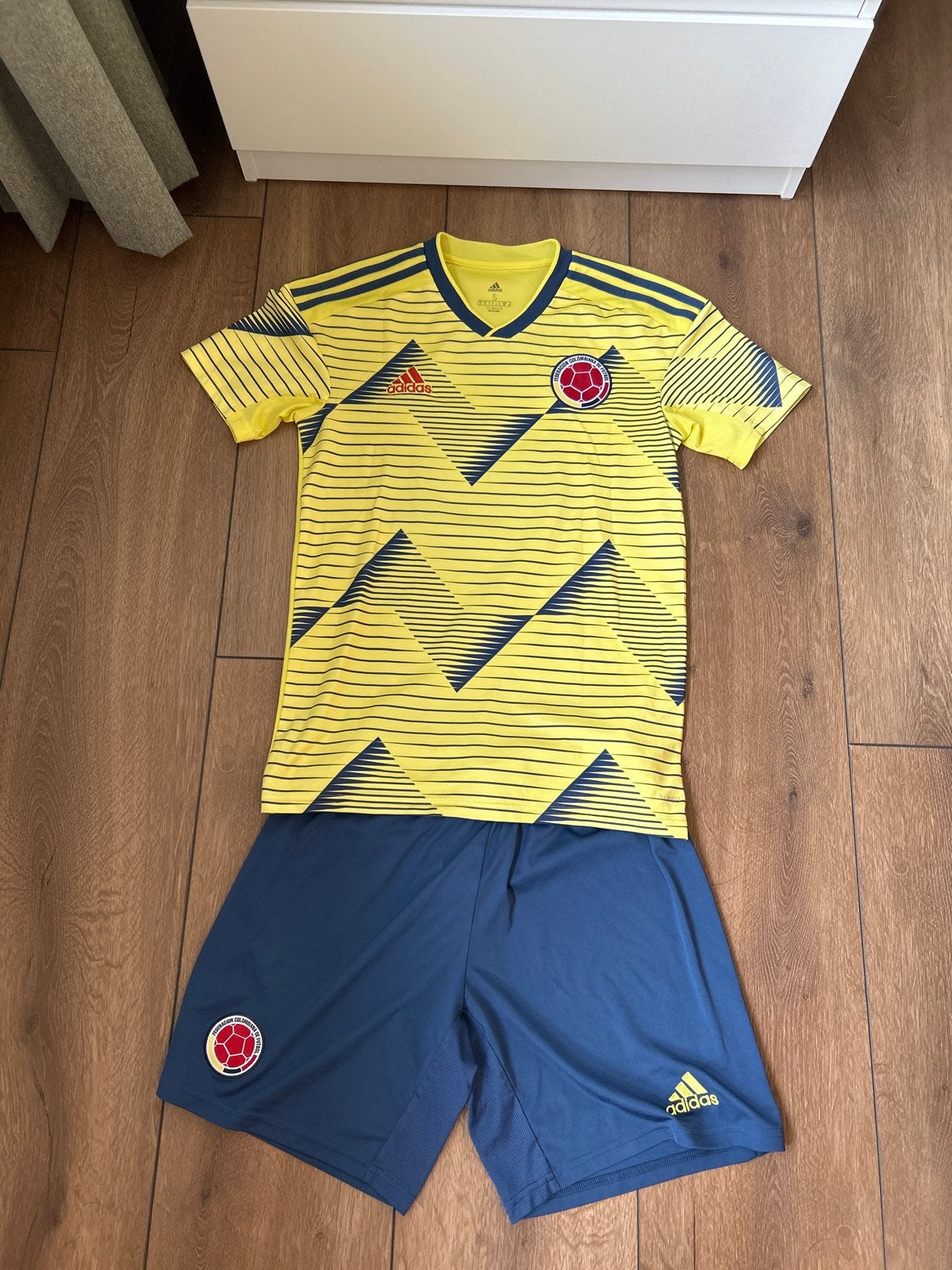 Colombia Voetbaltenue - Shirt (S) & Broekje (M), Sport en Fitness, Maat S, Ophalen, Nieuw, Set