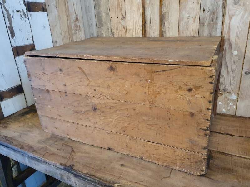 oude kist ``WOONWINKEL RUSTIEK``, Ophalen of Verzenden