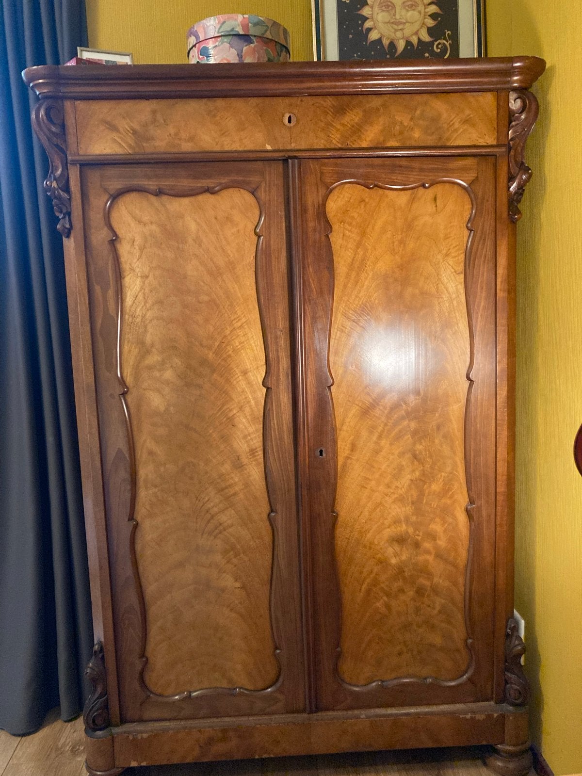 Antieke biedermeier kledingkast mahonie met houtsnijwerk, Ophalen