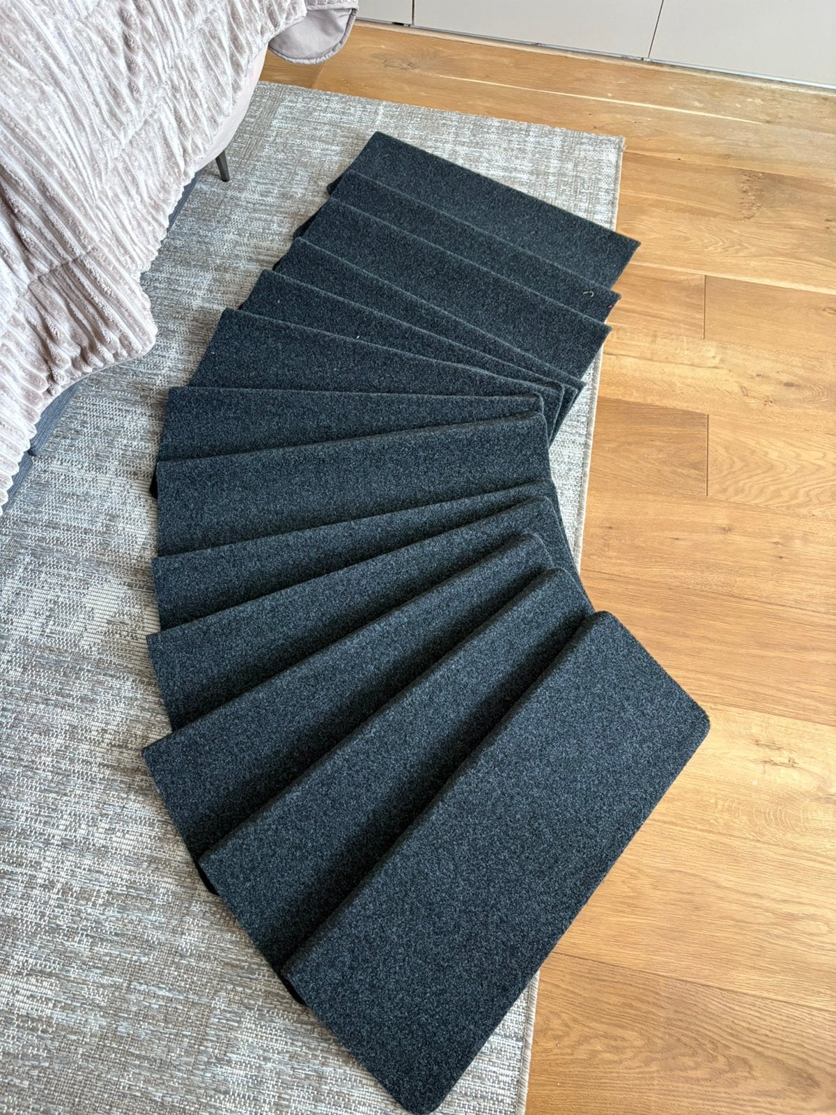 Nieuwe set van 13 stuks antraciet zwarte rechte trapmatten, Ophalen, Zo goed als nieuw
