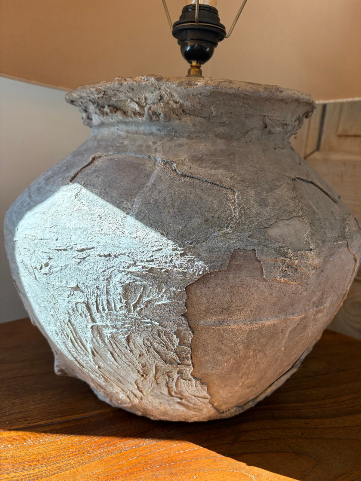 Antieke Grijze Kruik Lamp met Beige Kap - 63 cm Hoog, Ophalen