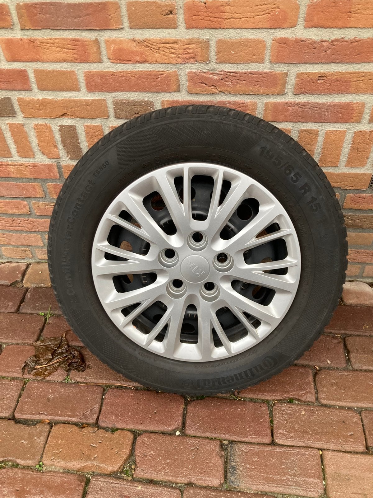 15” inch winterbanden met wieldoppen en wielmoeren voor Kia., Ophalen, Zo goed als nieuw