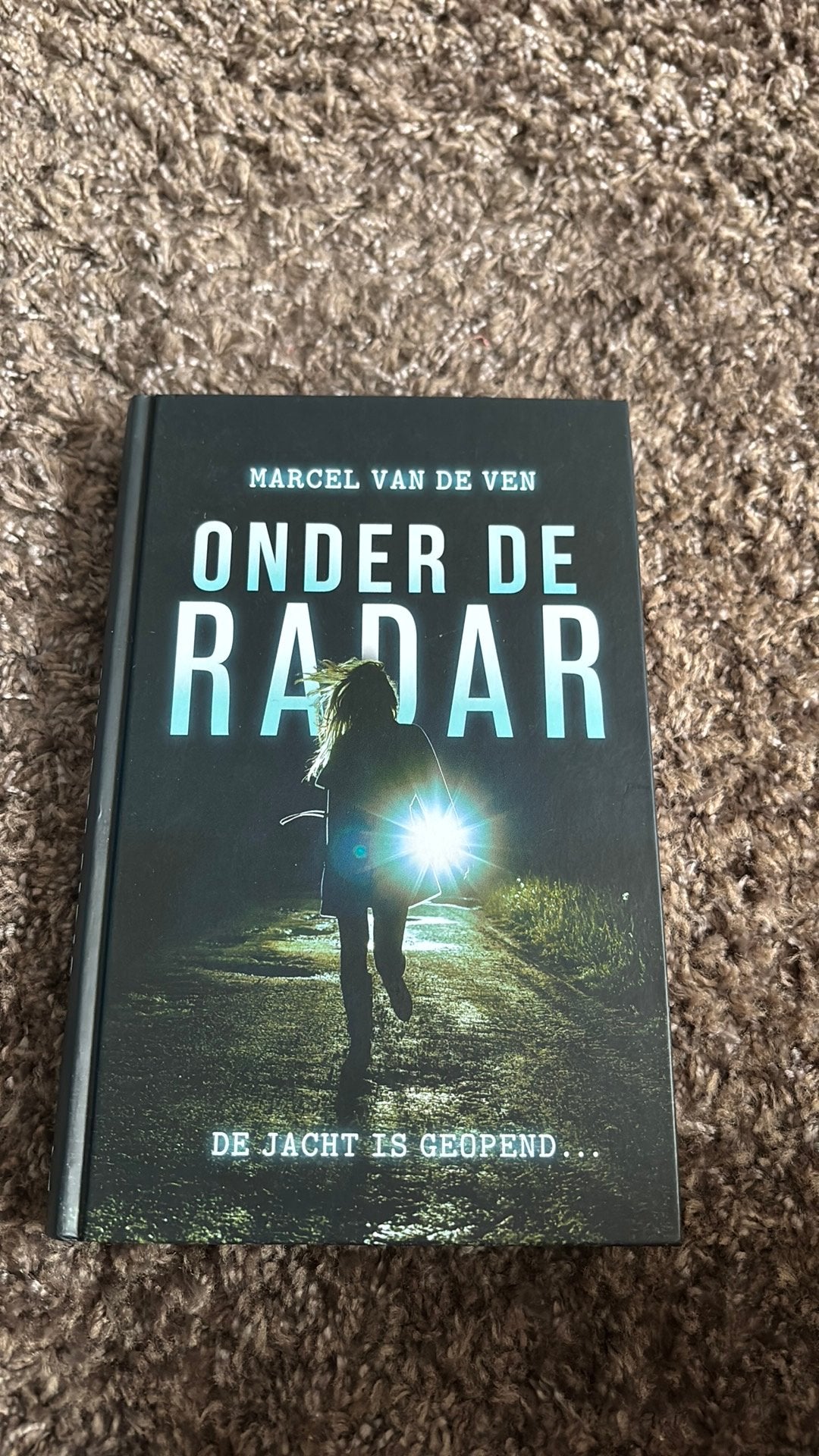 Marcel van de Ven nederlandstalig leesboek “onder de radar”, Ophalen of Verzenden, Zo goed als nieuw