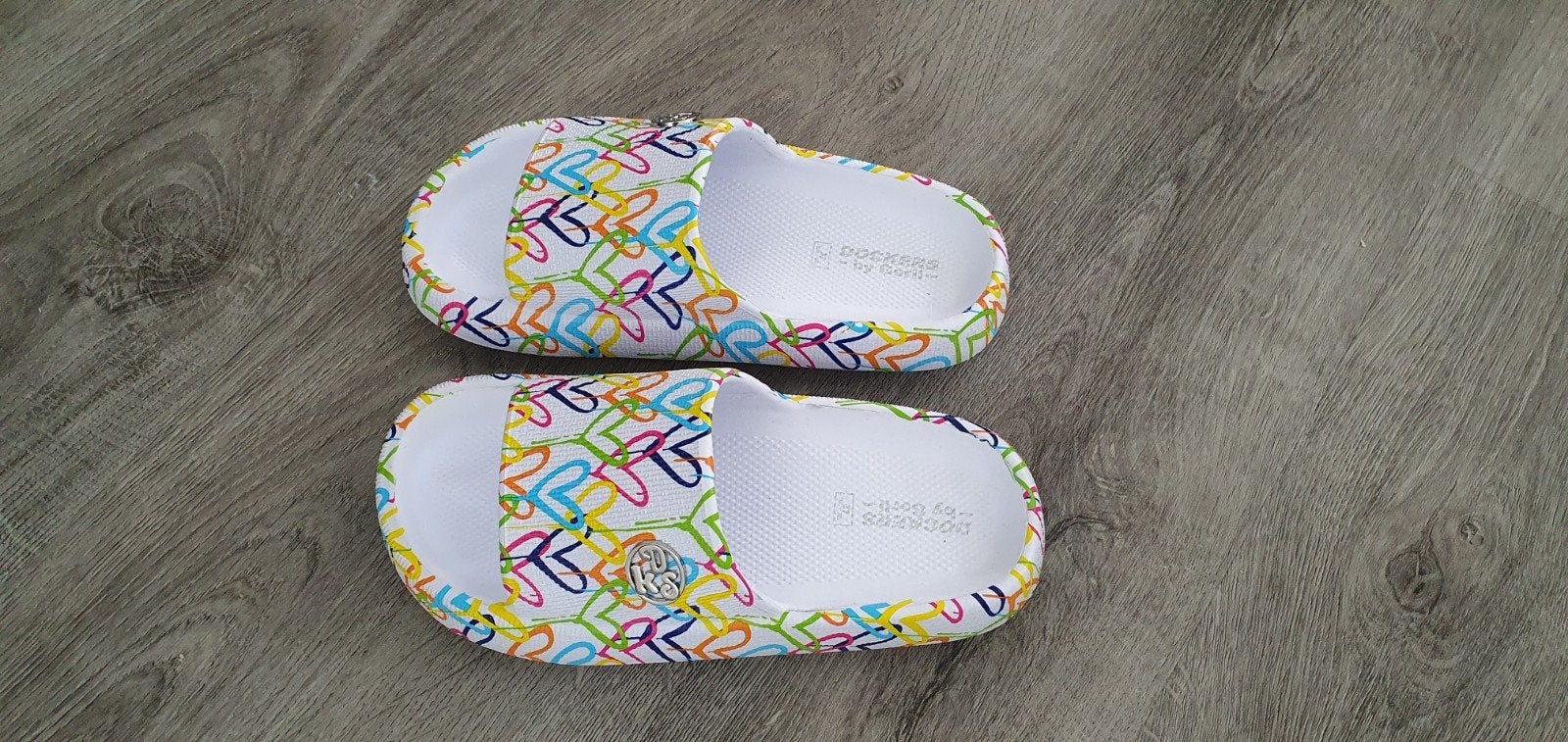Dockers slippers maat 37 - Nieuw met vrolijke hartjesprint, Slippers, Overige kleuren, Nieuw, Ophalen of Verzenden