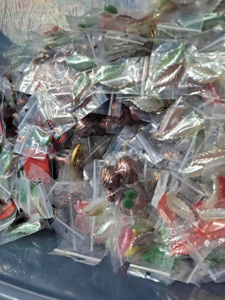 Doos met 2500 zakjes kralen en kralen materialen., Ophalen of Verzenden, Nieuw, Kraal