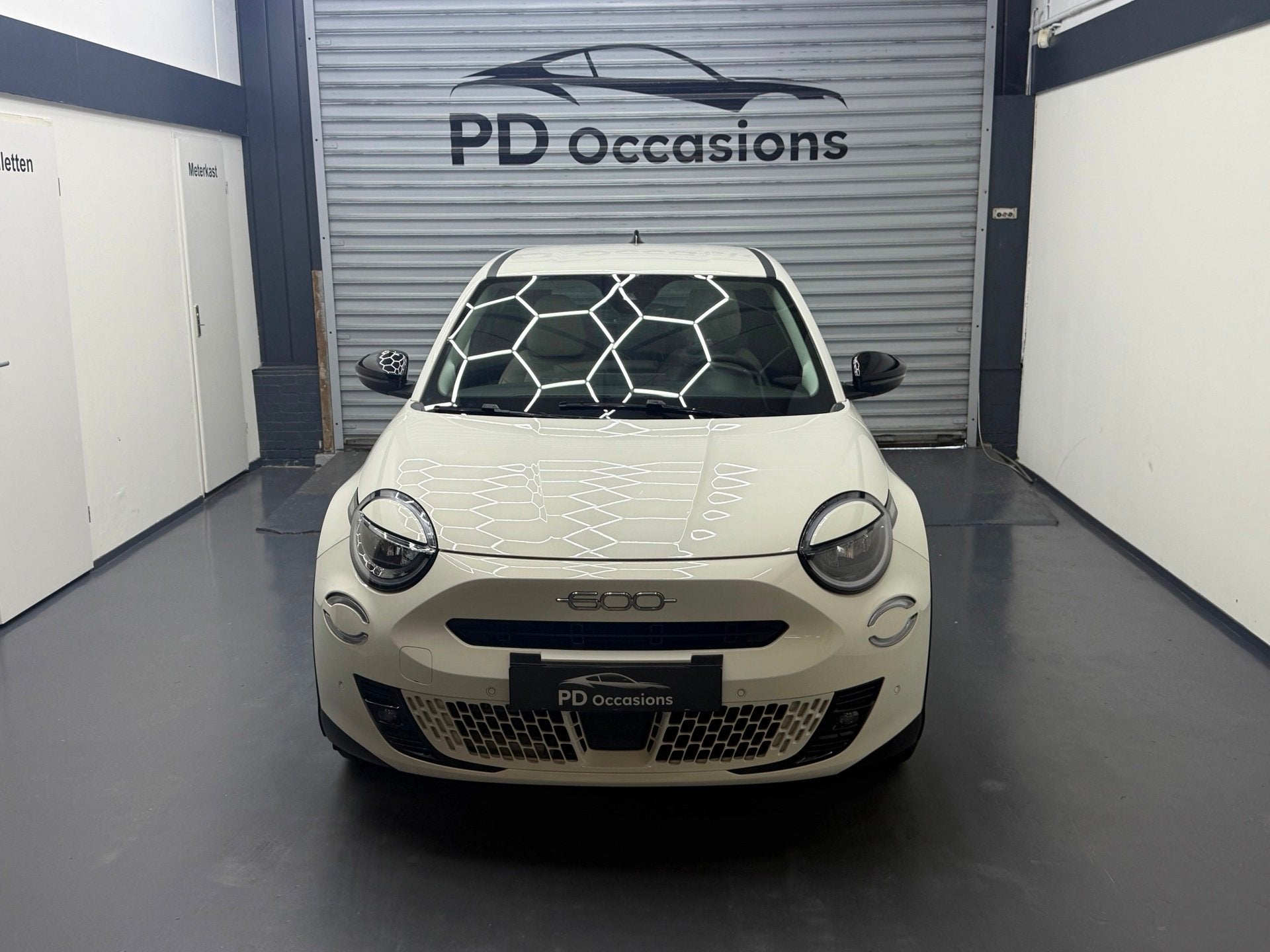 Fiat 600 1.2 Hybrid 145PK la Prima - Wit leer - Elek. Achter, Auto's, 145 pk, Gebruikt, 1199 cc, Wit