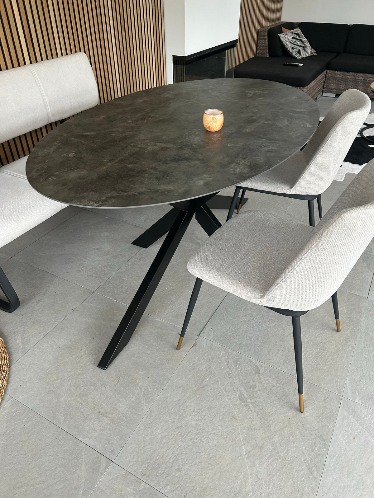 Moderne ovale eettafel met 4 stoelen - Zo goed als nieuw, Huis en Inrichting, Ophalen, 50 tot 100 cm, Zo goed als nieuw, Vier personen