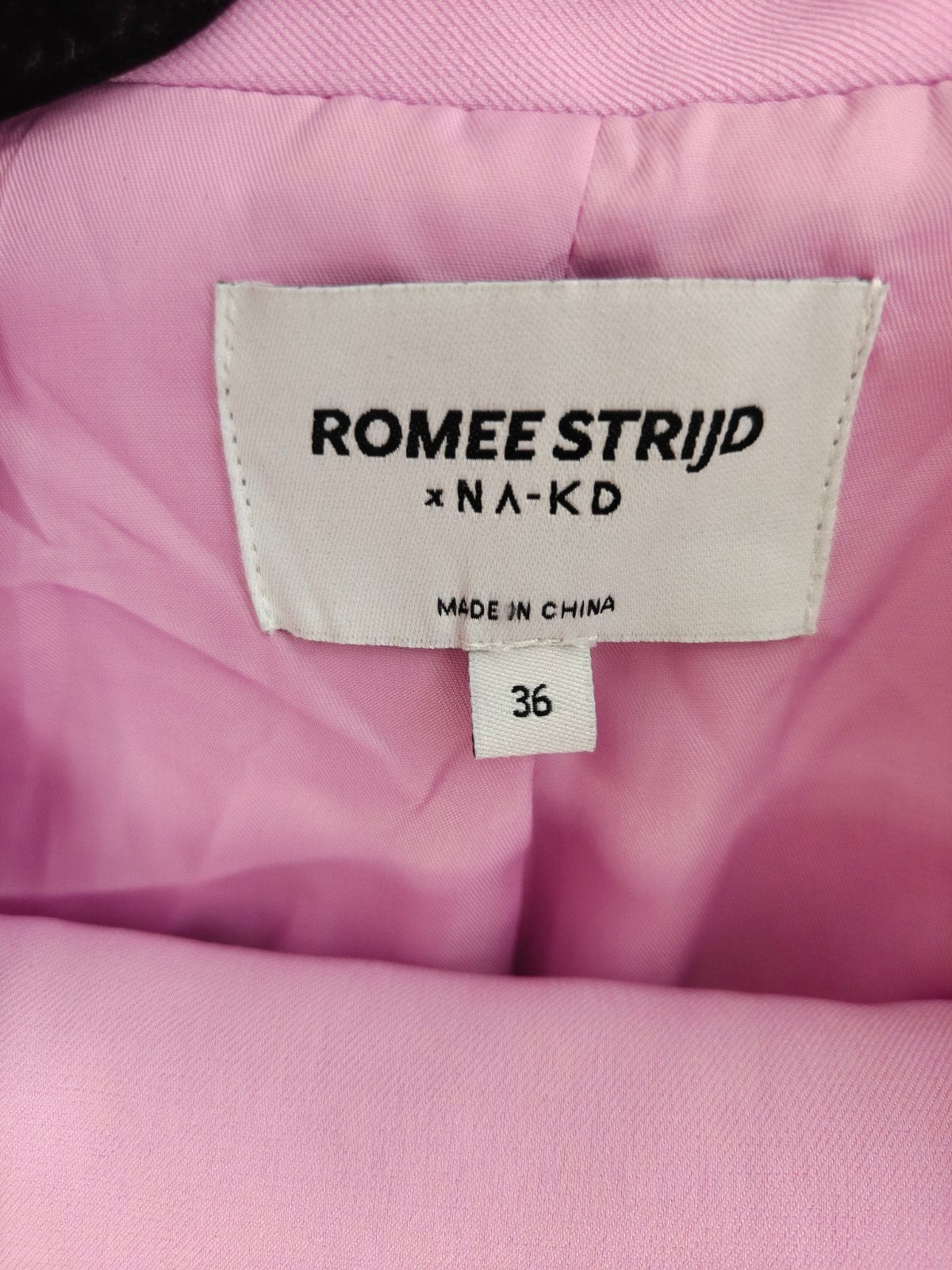Romy Strijd x NA-KD blazer en pantalon set maat M, Kleding | Dames, Kostuum of Pak, Ophalen of Verzenden, Zo goed als nieuw, Roze