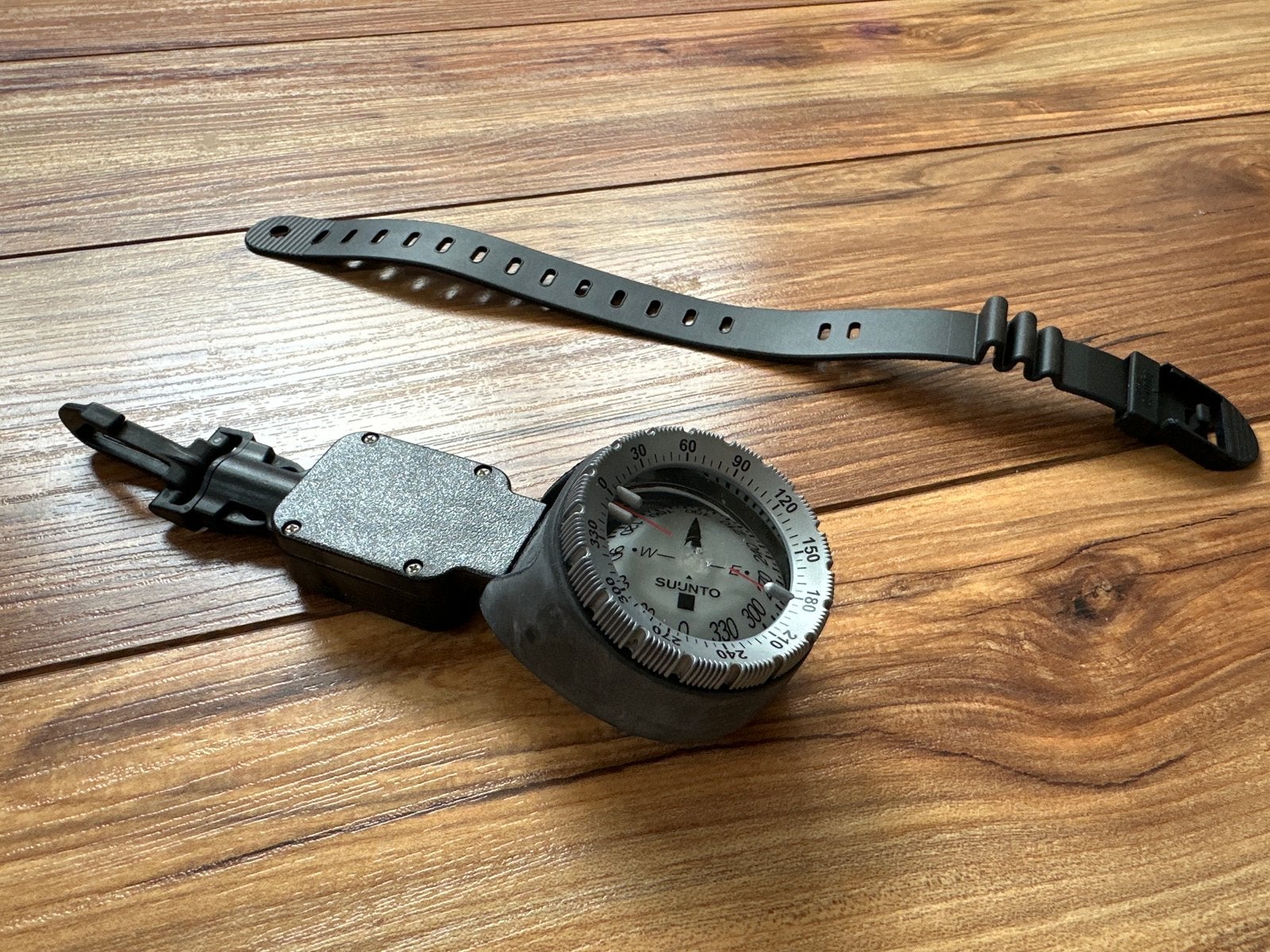Suunto duikkompas met polsband en riemclip, Watersport en Boten, Ophalen of Verzenden, Gebruikt, Overige typen