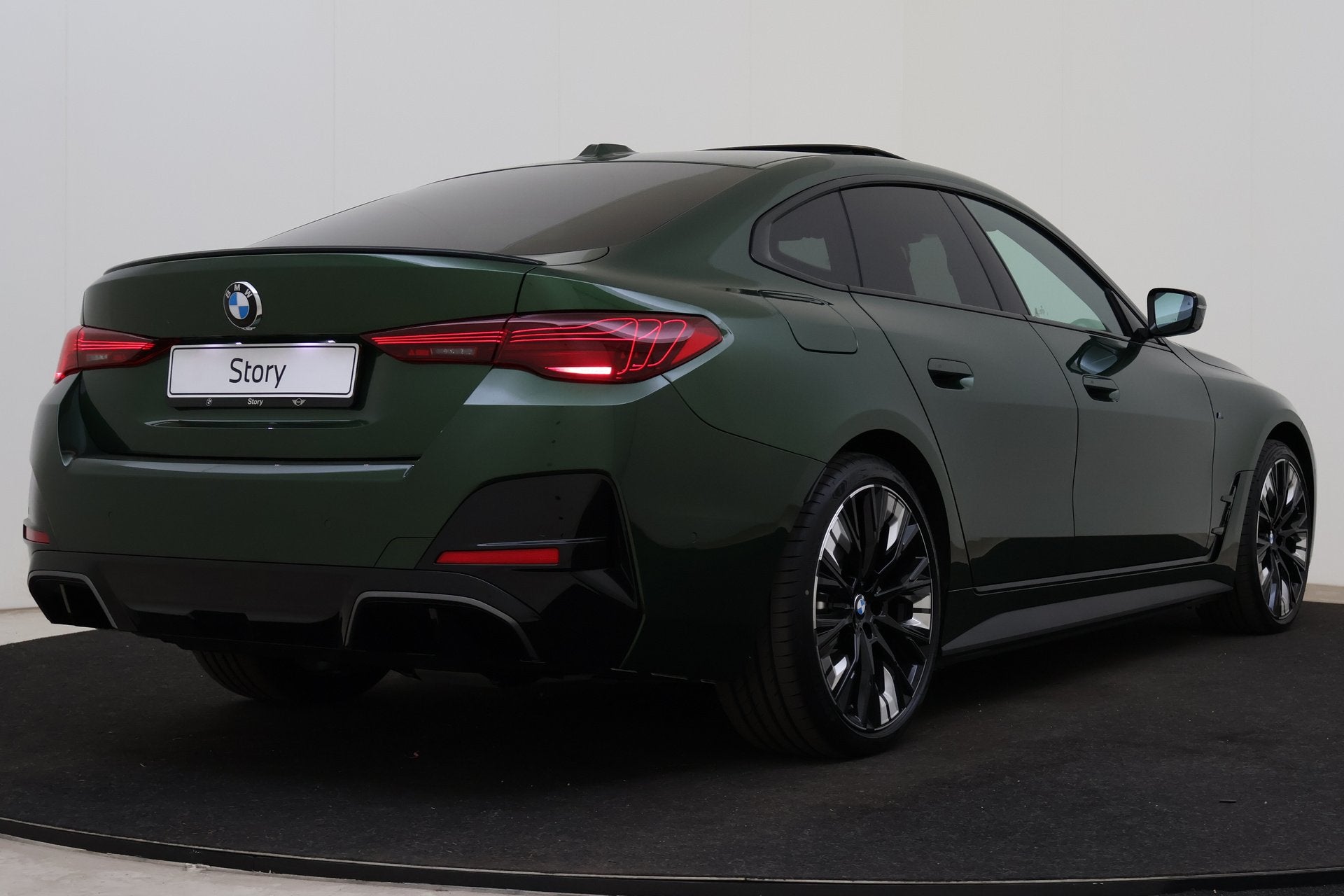 BMW i4 eDrive40 M Sport / Schuif-kanteldak / M Sportstoelen, Auto's, Dealer onderhouden, Achterwielaandrijving, Met garantie (alle)