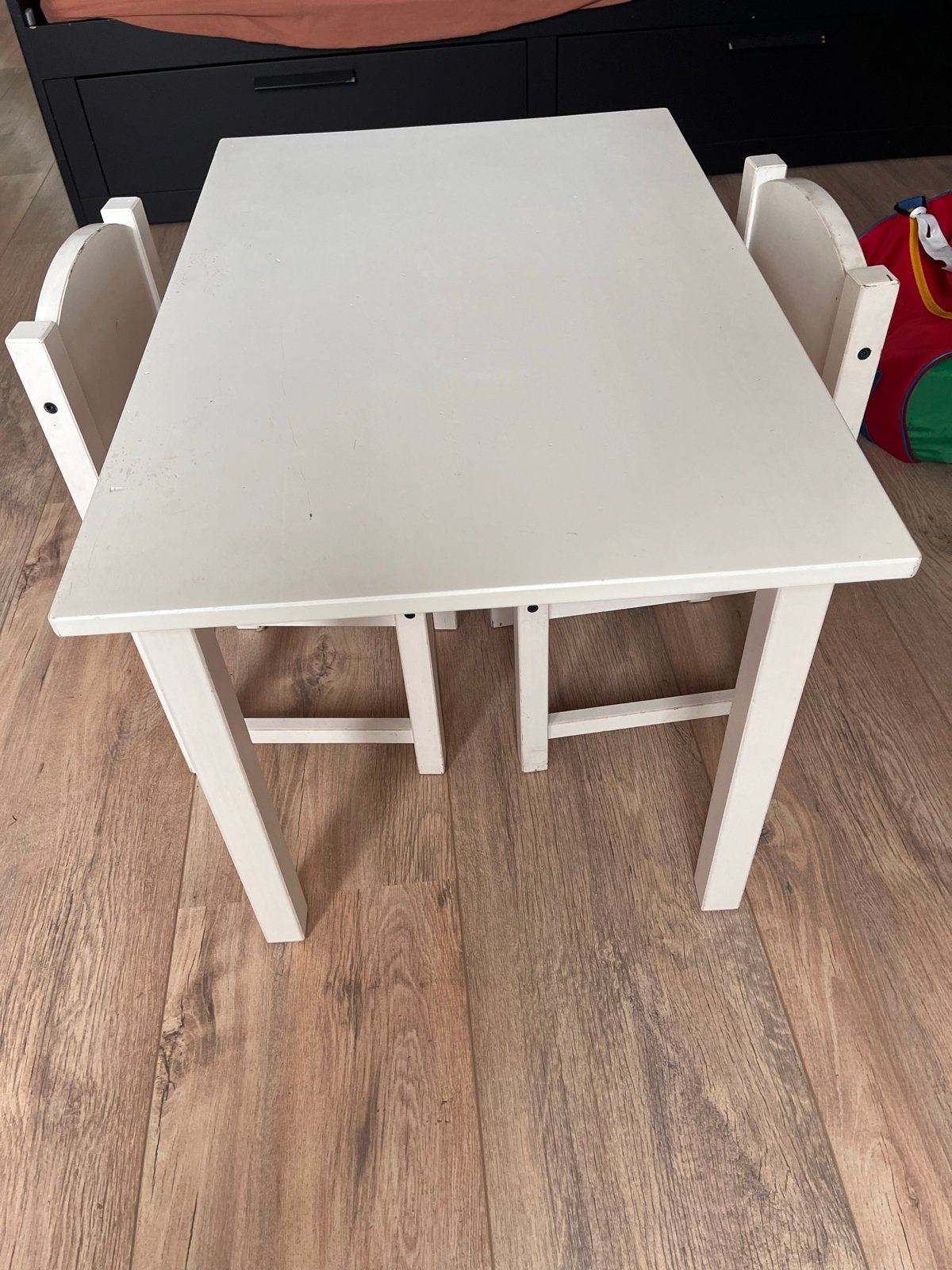 Kinder tafel met 2 stoeltjes - wit, Kinderen en Baby's, Kinderkamer | Tafels en Stoelen, Ophalen, Gebruikt, Tafel(s) en Stoel(en)