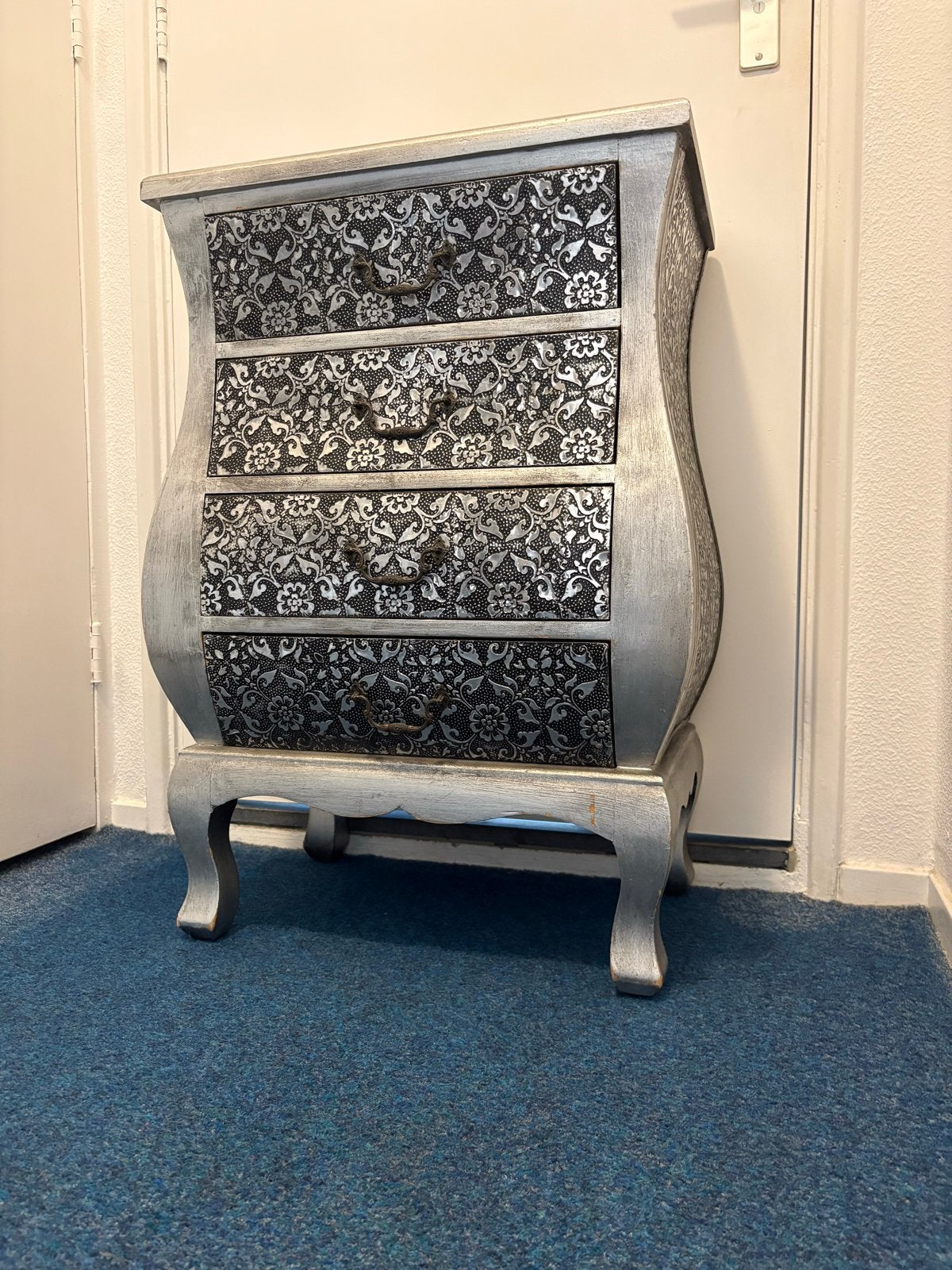 Zilverkleurige commode met 4 laden en sierlijk patroon, Ophalen, Gebruikt, 100 tot 150 cm, 50 tot 100 cm