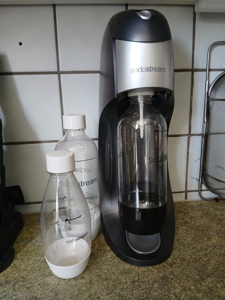 Sodastream met 3 flessen en koolzuur fles, Kunststof, Ophalen of Verzenden, Zwart, Overige merken