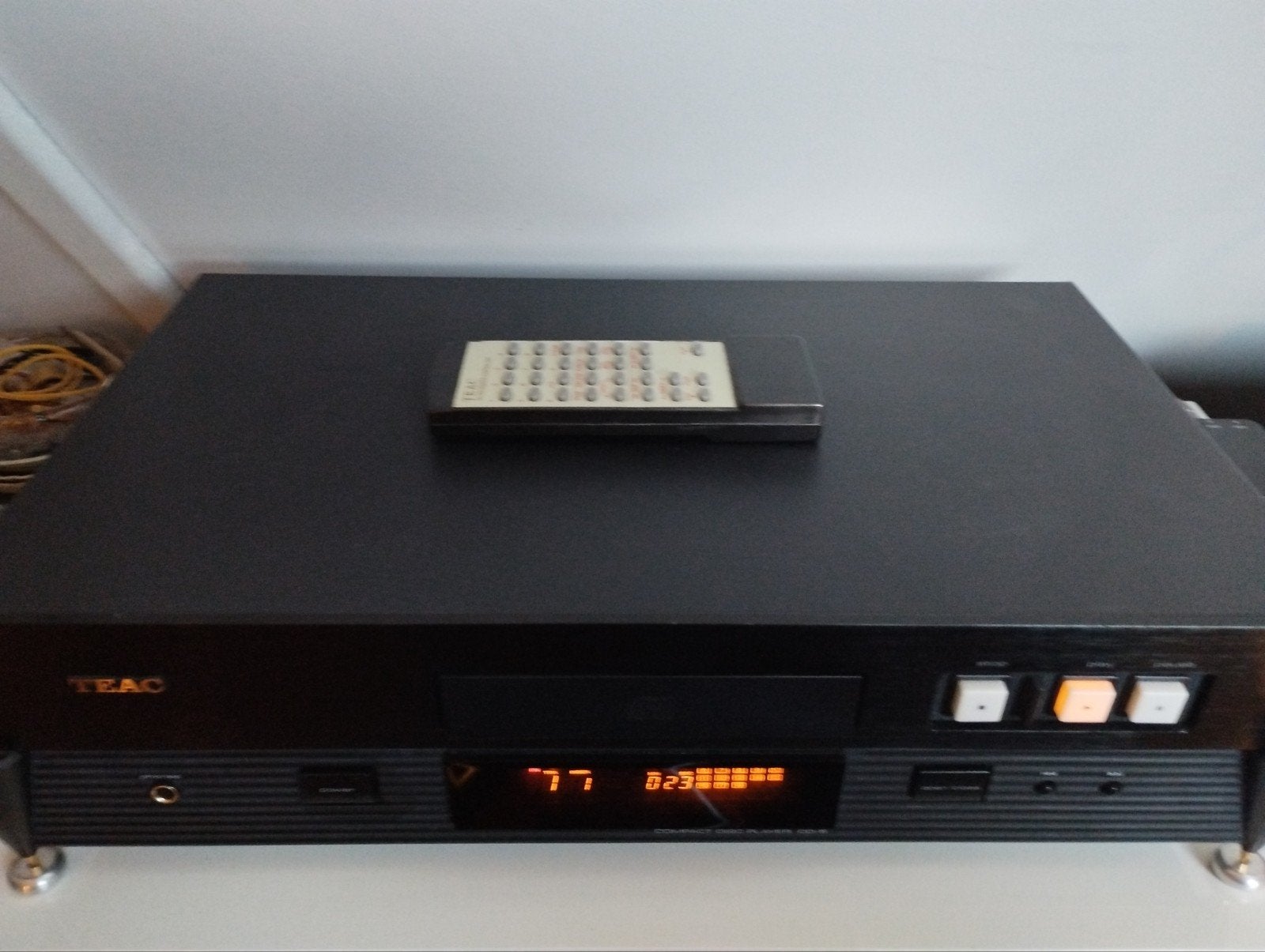 Teac cd 5 op spikes, high end 4 x 1 bit dac Philips, Audio, Tv en Foto, Ophalen of Verzenden, Zo goed als nieuw, Overige merken