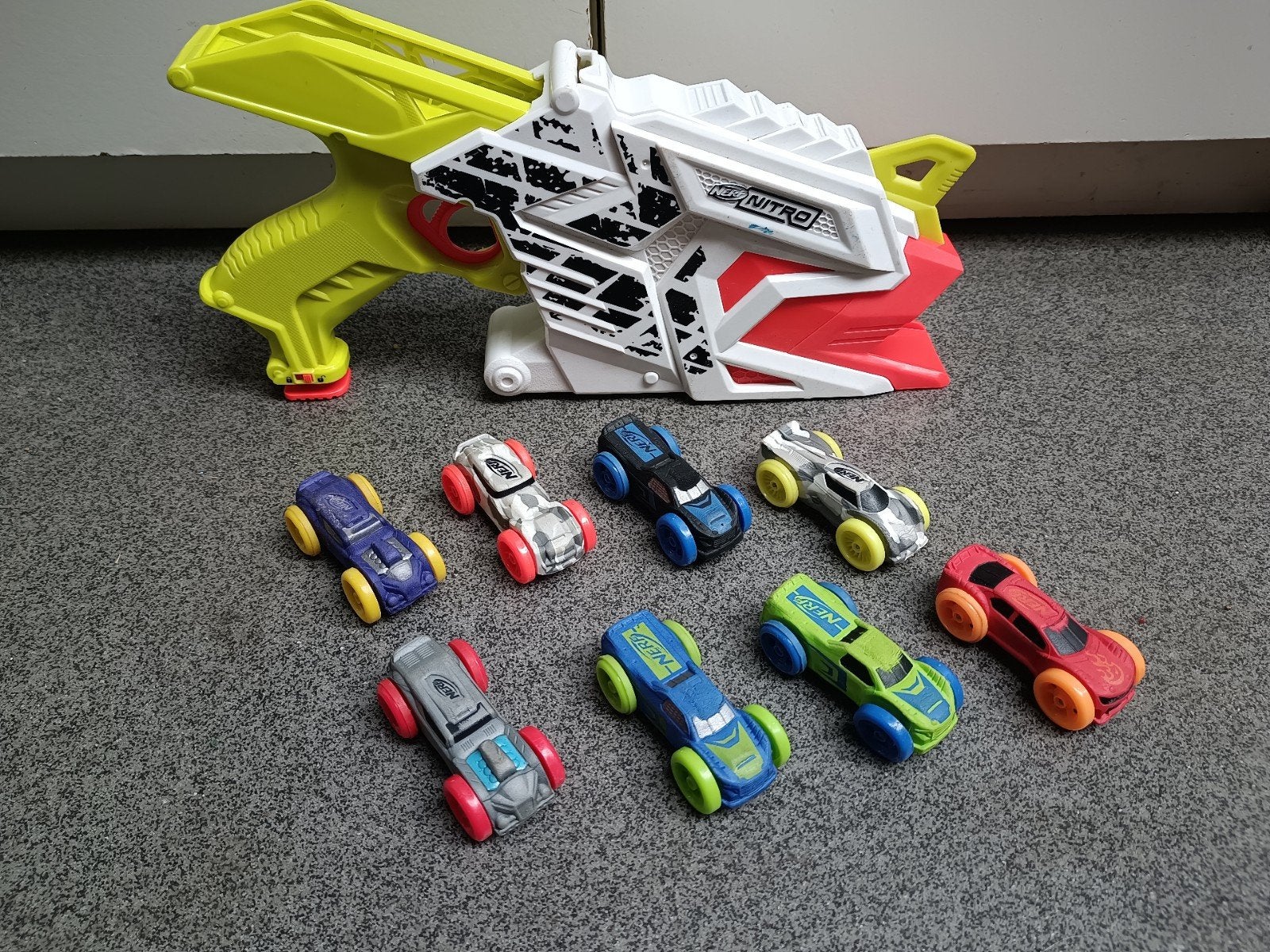 Nerf Nitro blaster met 8 raceauto's, Ophalen, Gebruikt