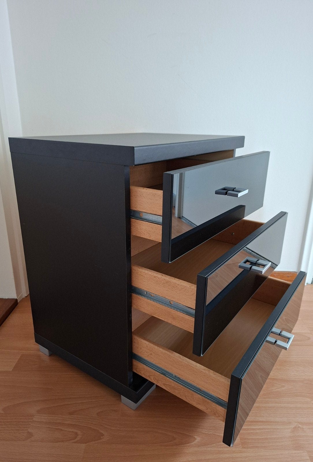 1 Zwart Nachtkastje 3 Lades, Frontjes Hoogglans, Ophalen, 55 tot 70 cm, Zo goed als nieuw, 45 tot 65 cm