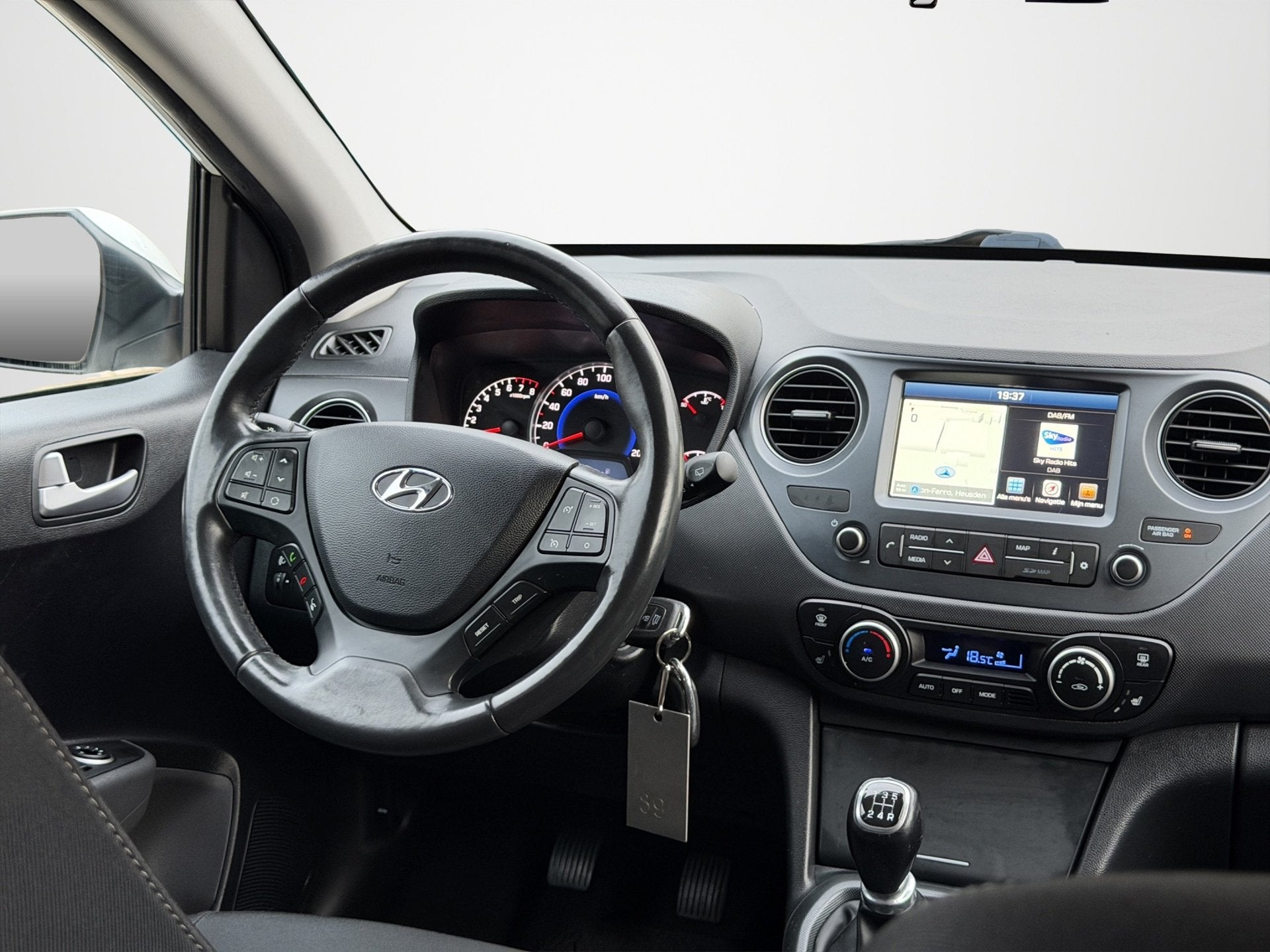 Hyundai I10 1.0i i-Premium Airco|Cruise|Stuur&Stoelverwarmin, Auto's, Hyundai, Voorwielaandrijving, 4 stoelen, Wit, Origineel Nederlands