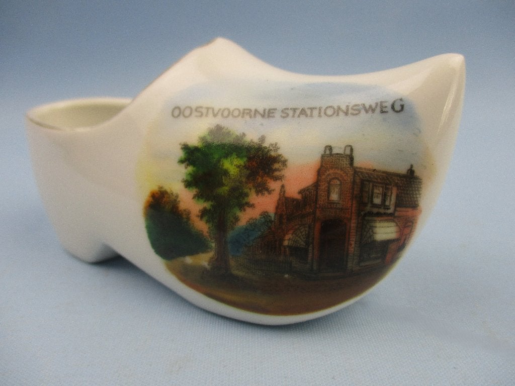 Antieke souvenir  Oostvoorne Stationweg  klompje porselein, Ophalen of Verzenden