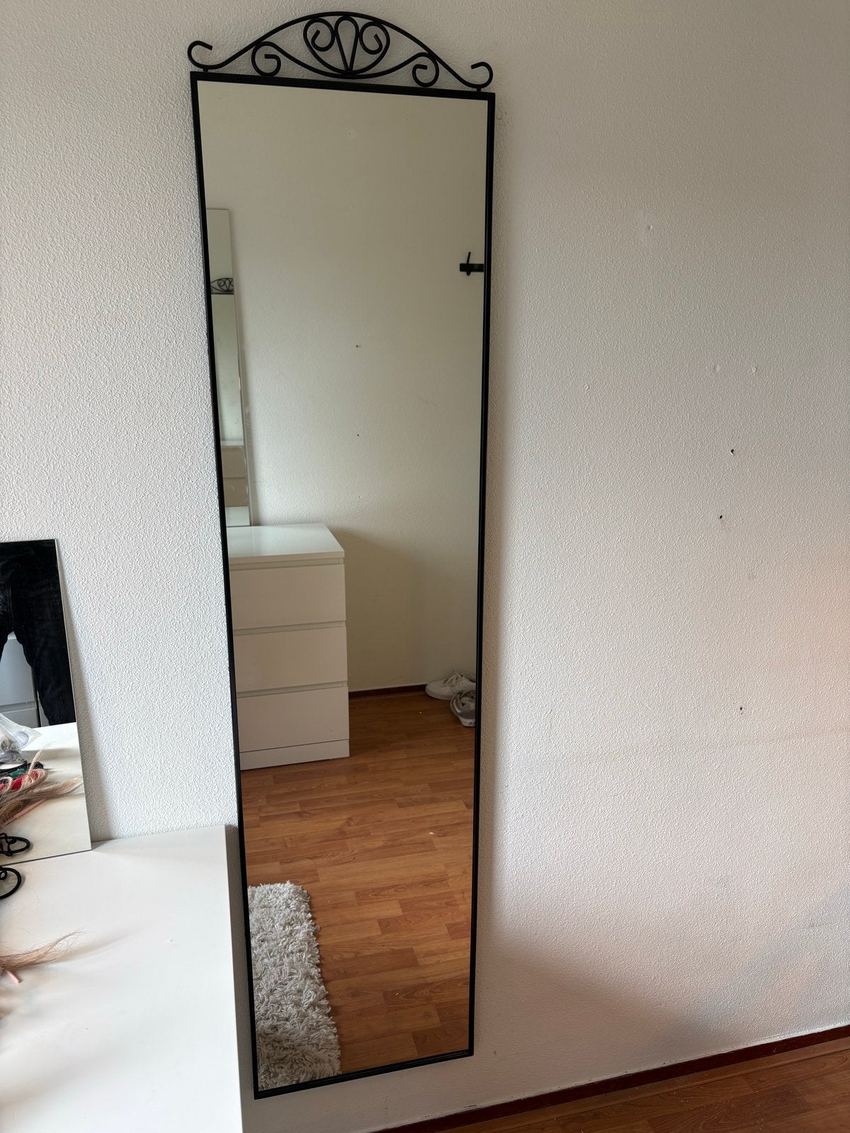IKEA KARMSUND spiegel met sierlijke lijst voor aan de muur, Huis en Inrichting, Woonaccessoires | Spiegels, Ophalen, Minder dan 50 cm
