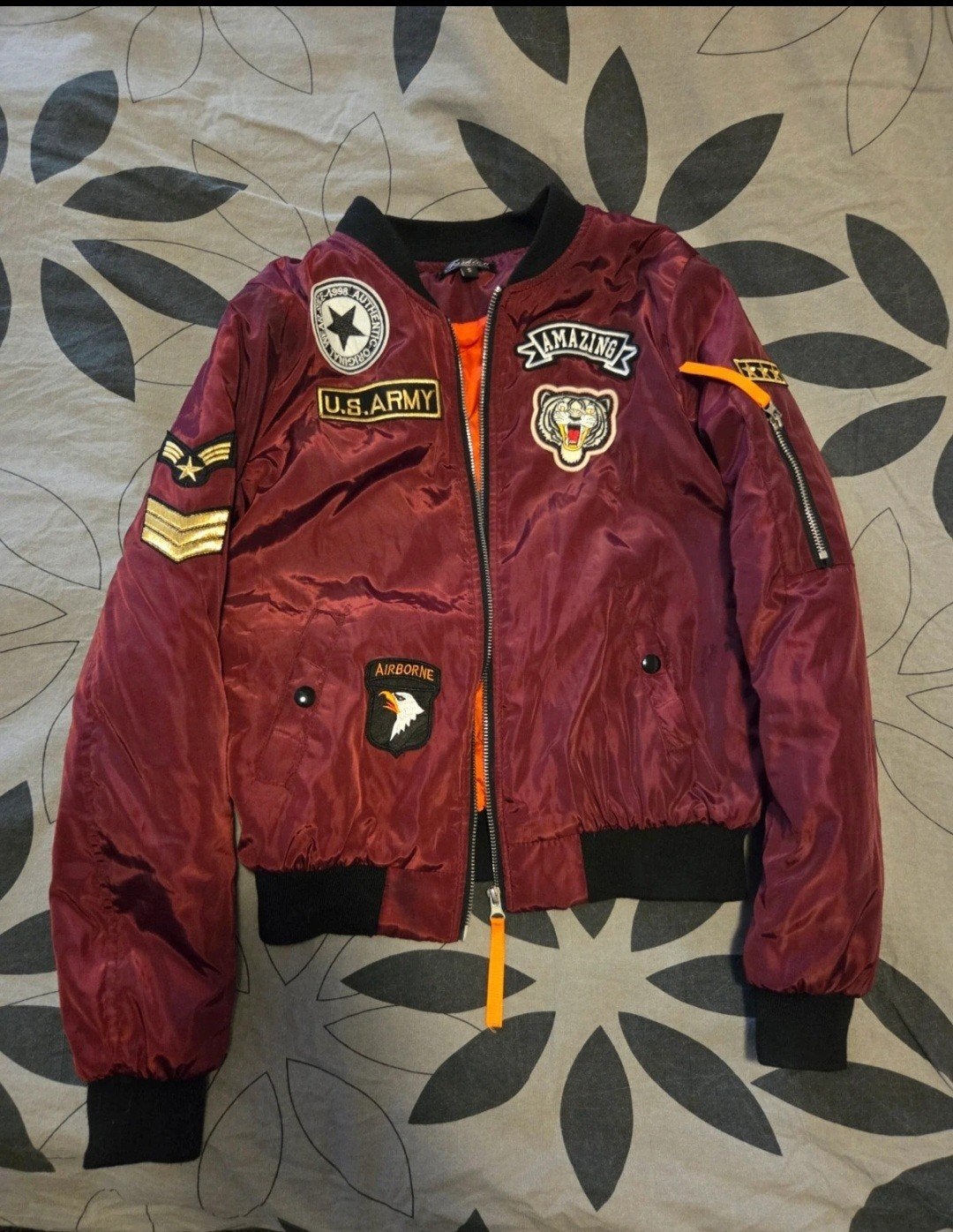 Bordeauxrode bomberjack met patches - Maat S, Ophalen of Verzenden, Zo goed als nieuw, Maat 36 (S), Rood