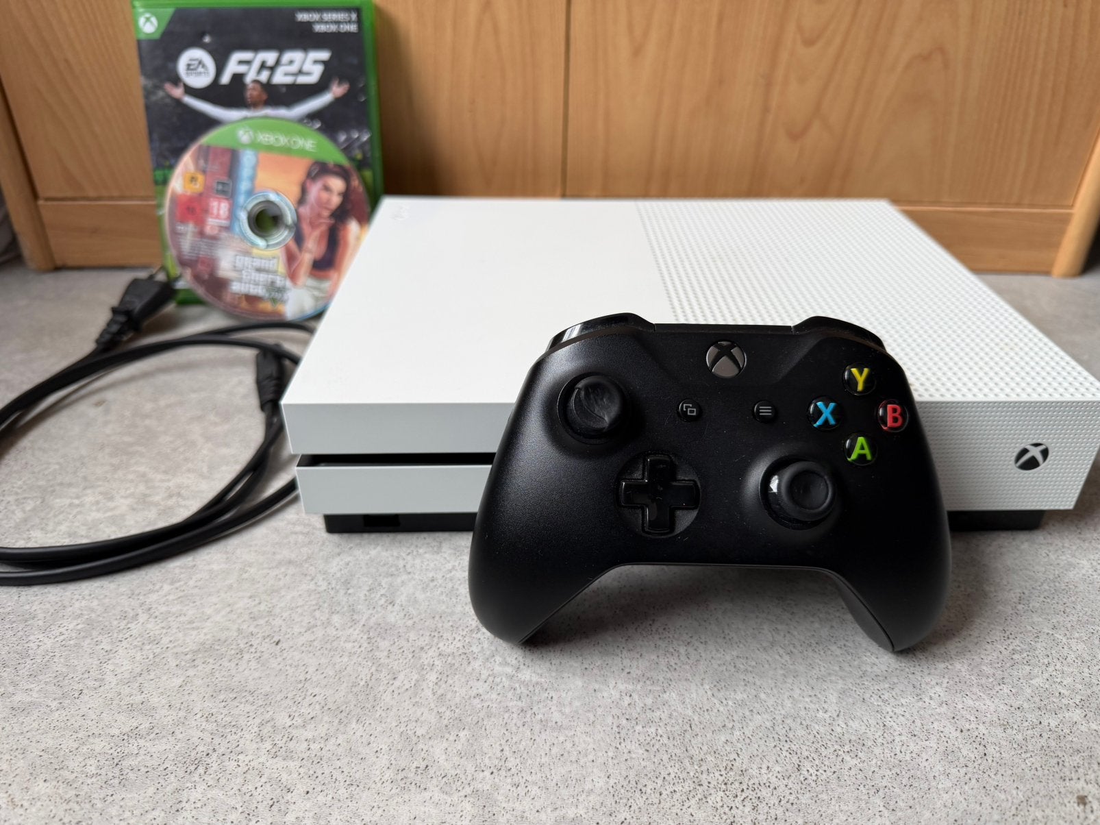 XBOX One S + Controller + FIFA 25 & GTA 5 | €105, Ophalen, Zo goed als nieuw, 1 TB, Met 1 controller