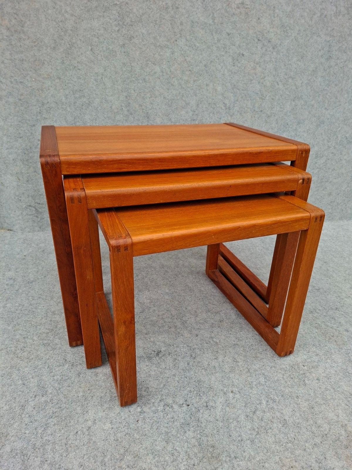 vintage bijzettafeltjes, Gebruikt, 1 of 2 laden, Teakhout, Nesting tables, teak furniture, danish design