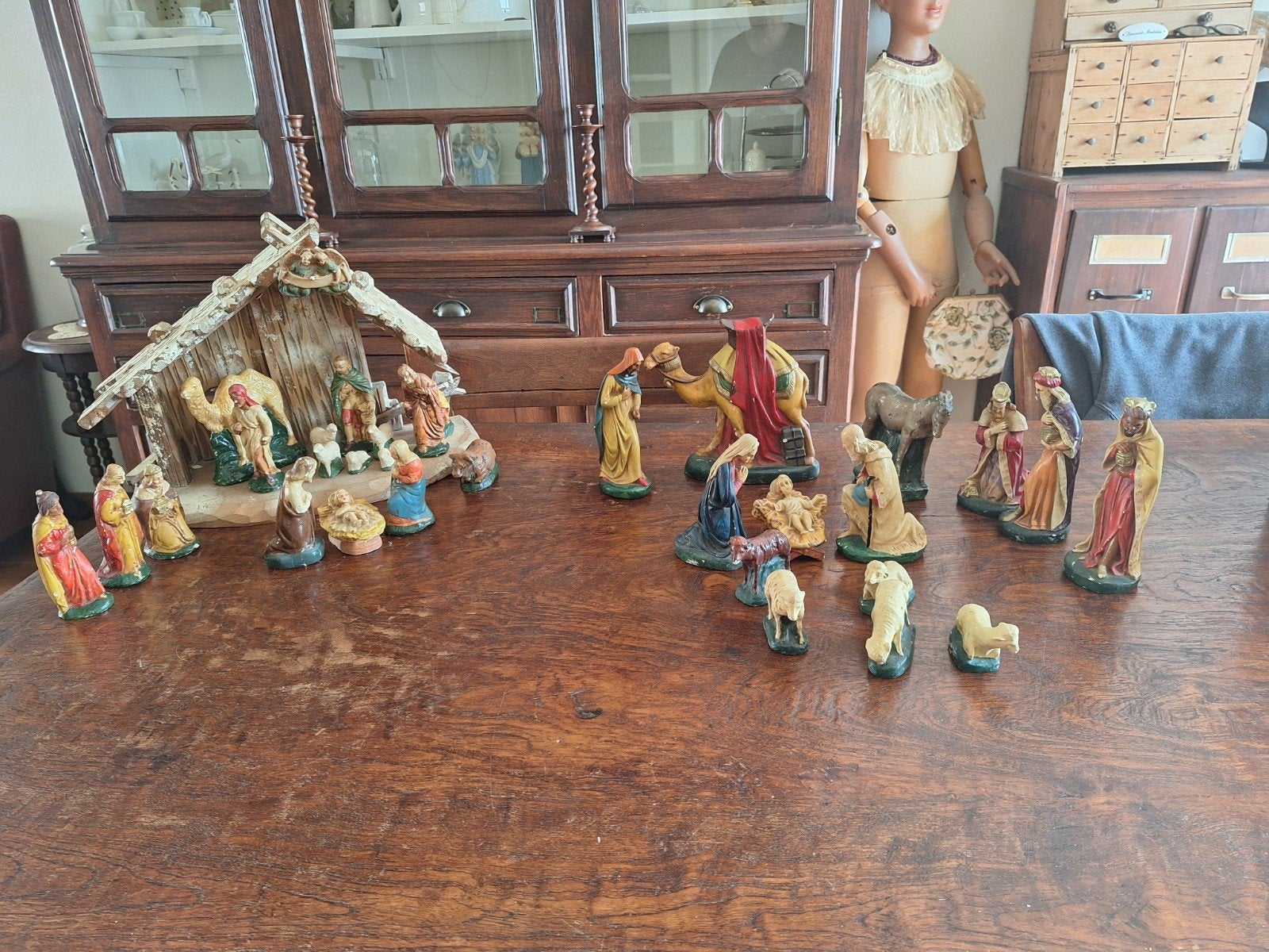 2 Sets Antieke Kerststal met Beeldjes - Complete Sets, Ophalen of Verzenden, Gebruikt, Beeld(je), Christendom | Katholiek