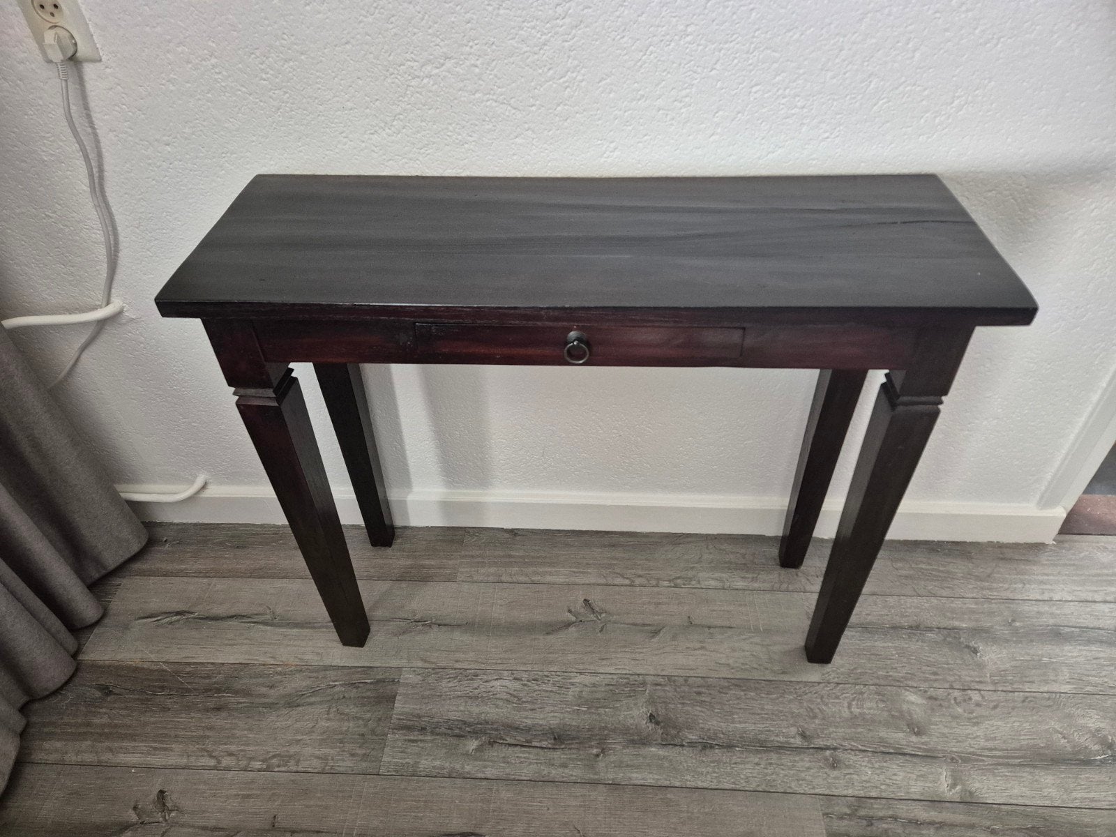 Donkerbruine houten sidetable met lade, Ophalen, Gebruikt, 100 tot 150 cm, Tot twee personen