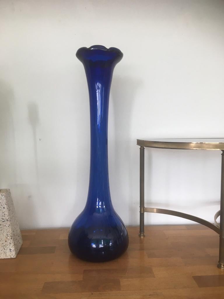 Grote blauwe vloervaas. Jaren 70.. Hoogte 75 cm, Gebruikt, Overige kleuren, Ophalen of Verzenden, Glas