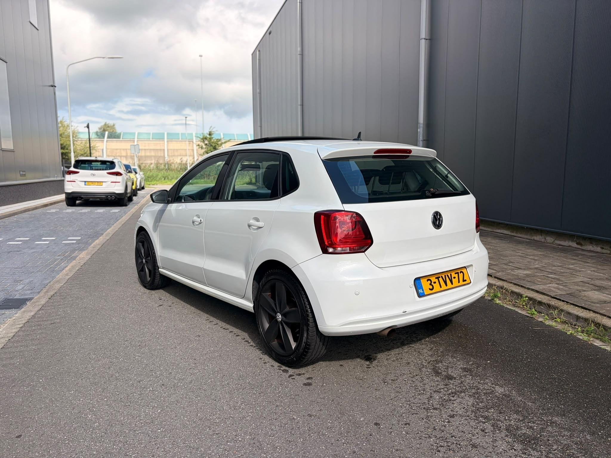 Volkswagen Polo 1.4-16V Highline Pano| Airco|, Voorwielaandrijving, Zwart, 4 cilinders, Wit