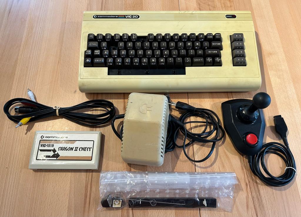 Commodore Vic-20 w/ accessories and game, Computers en Software, Vintage Computers, Ophalen of Verzenden
