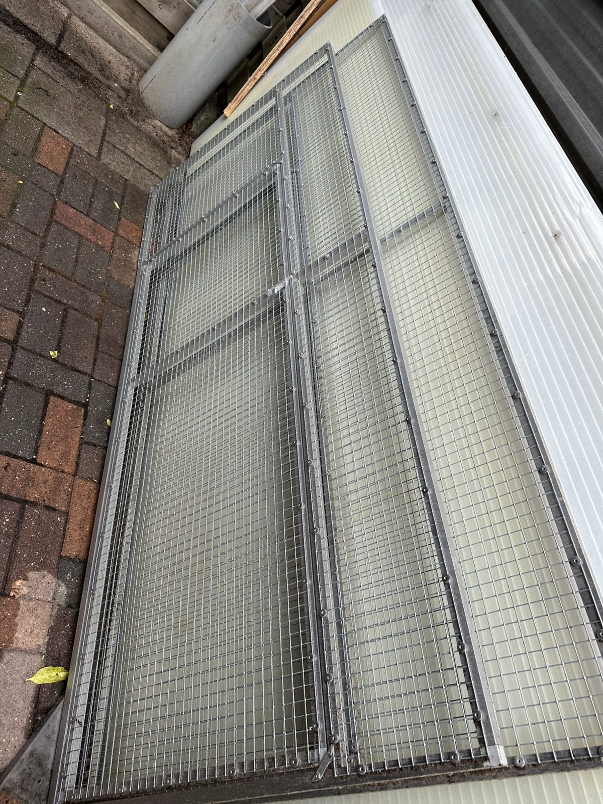 paneel met deur 100x 200 € 55,00, Dieren en Toebehoren, Vogels | Hokken en Kooien, Ophalen of Verzenden, Zo goed als nieuw, Aluminium