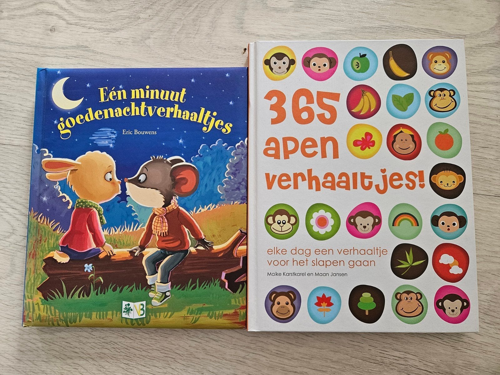 2 kinderboeken: Een minuut goedenachtverhaaltjes & 365 apen, Boeken, Kinderboeken | Kleuters, Ophalen of Verzenden, Zo goed als nieuw