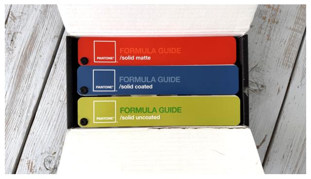 Pantone waaier set | coated uncoated matte | in orig. doos, Hobby en Vrije tijd, Tekenen, Ophalen of Verzenden, Zo goed als nieuw