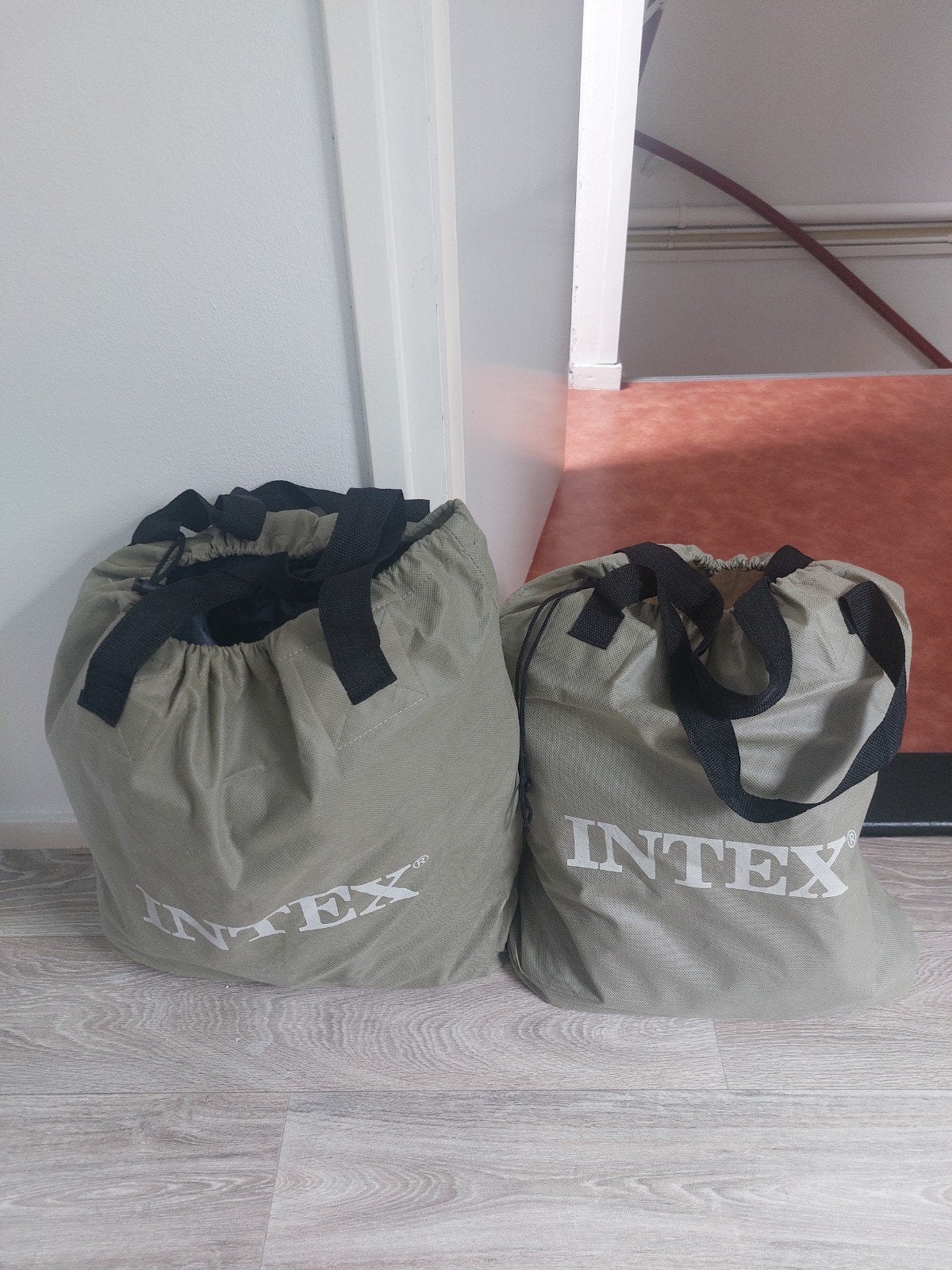 2x Intex Dura-Beam Plus 1-persoons luchtbedden blauw, Caravans en Kamperen, Luchtbedden, Zo goed als nieuw, 1-persoons, Ingebouwde pomp