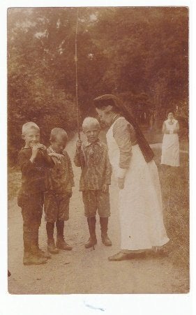 Foto verpleegster met kinderen, 1917, Gebruikt, Verzenden, Foto, Voor 1940
