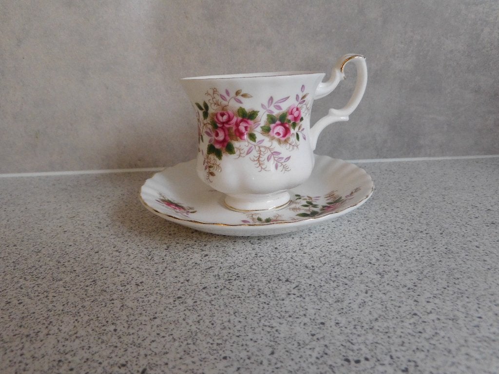 Kop en Schotel Fine Bone China Lavender Rose Royal Albert, Ophalen of Verzenden, Zo goed als nieuw, Porselein, Kop en/of schotel