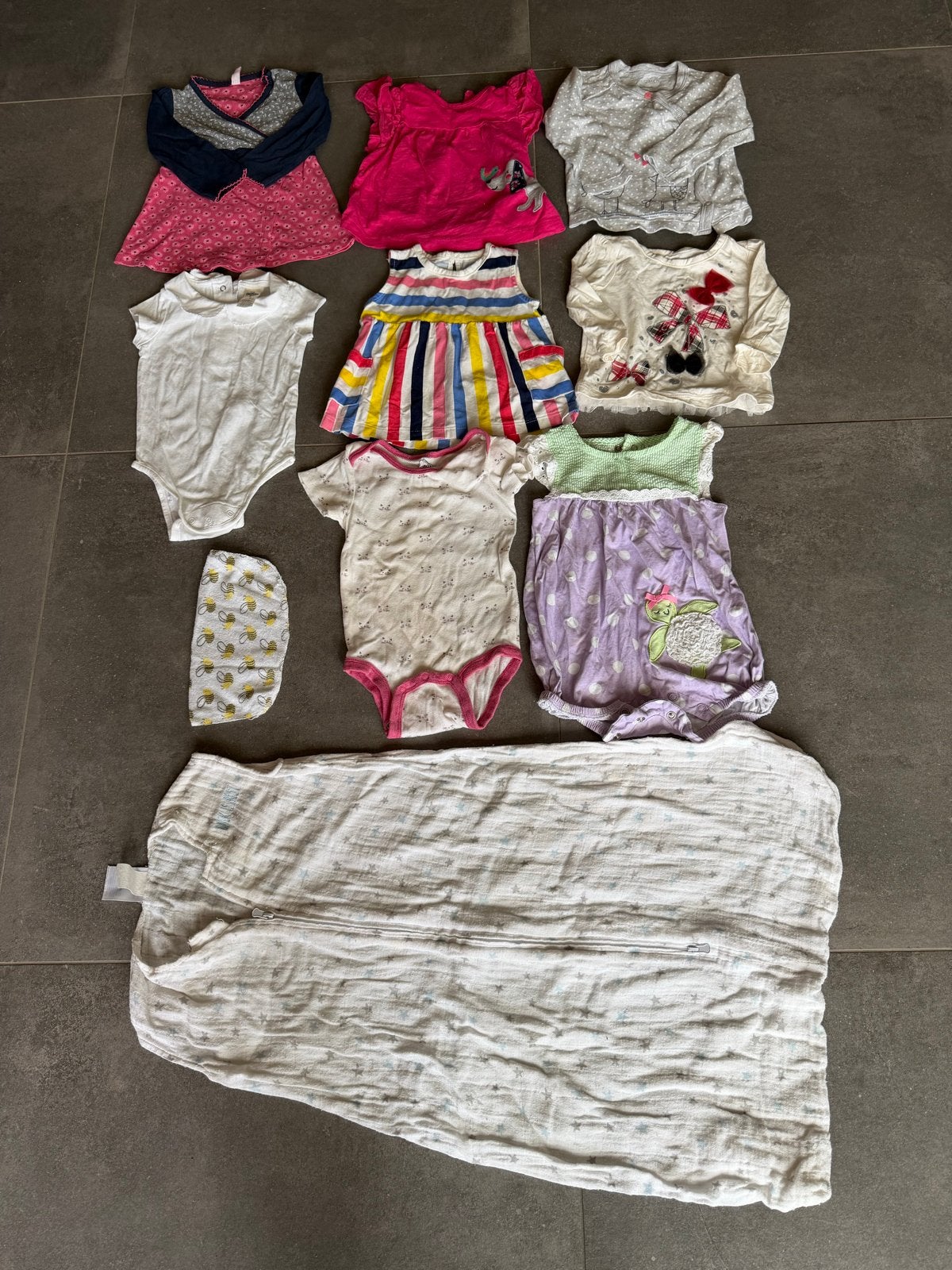 Babykleding pakket 6-12 maanden (rompers, jurkjes, slaapzak), Ophalen of Verzenden, Gebruikt, Meisje
