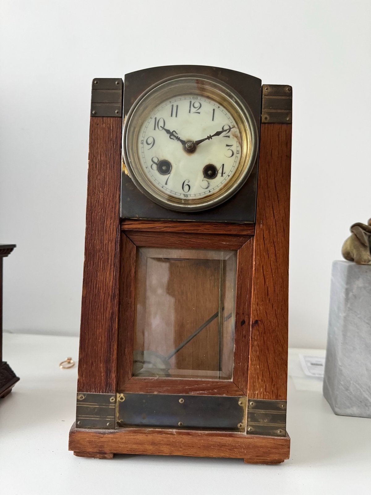 Antieke houten tafelklok met messing accenten, Ophalen