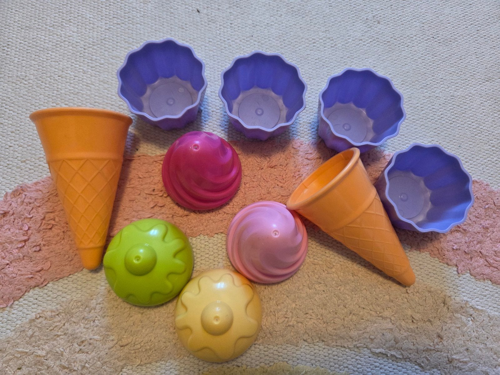 Plastic cupcakes en ijsjes plastic cupcakes en ijsjes alleen, Ophalen of Verzenden, Zo goed als nieuw