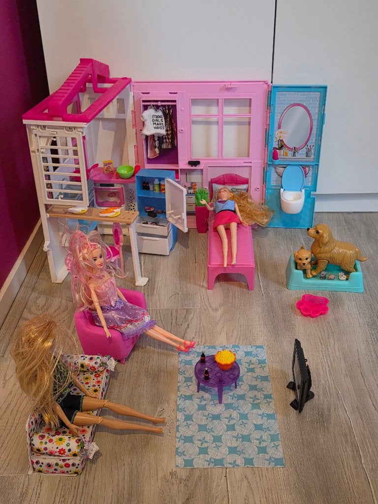 Barbies 25 stuks, huis, auto, zwembad, meubels, kleding etc., Ophalen, Zo goed als nieuw, Barbie
