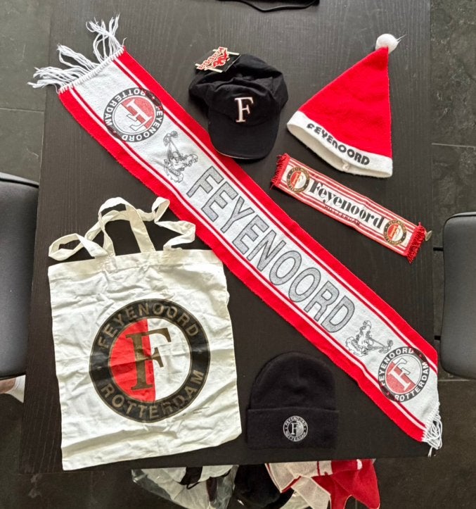 Feyenoord merchandise pakket – sjaals, mutsen, pet & tas, Verzamelen, Sportartikelen en Voetbal, Ophalen of Verzenden, Zo goed als nieuw