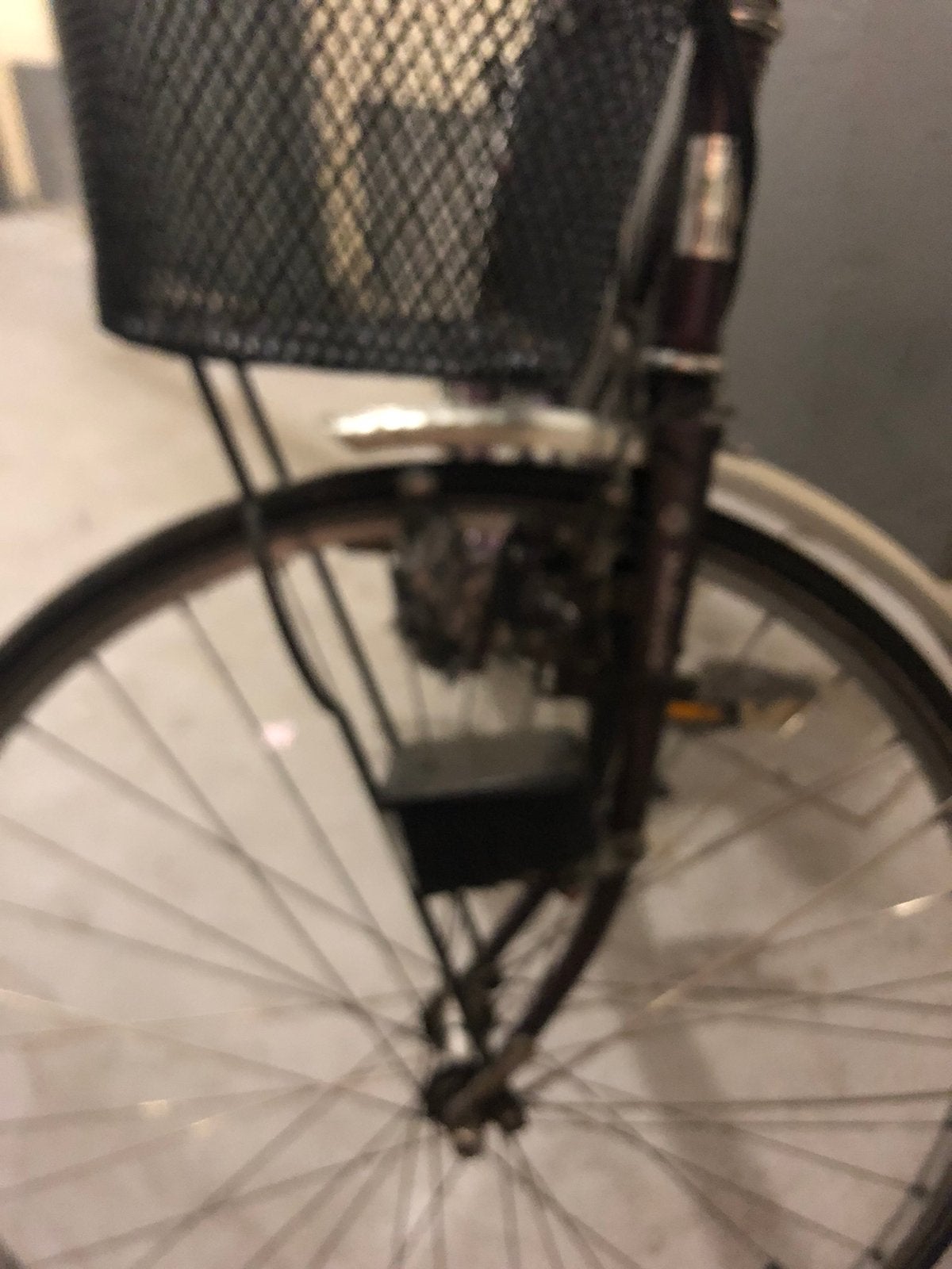 Fiets met mandje en versnellingen - achterband lek, Fietsen en Brommers, Fietsen | Dames | Damesfietsen, Ophalen, Gebruikt, Versnellingen