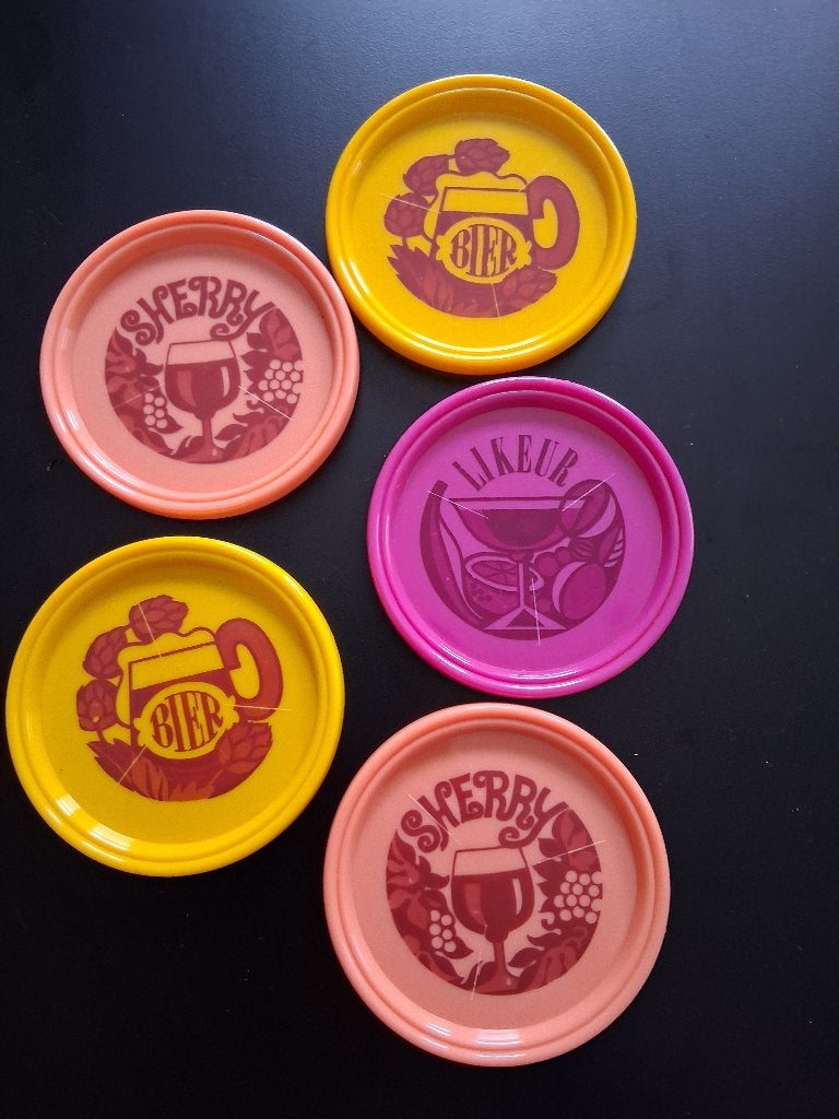 Vintage plastic onderzetters bier likeur sherry, Glasonderzetter, Ophalen of Verzenden, Zo goed als nieuw, Geel