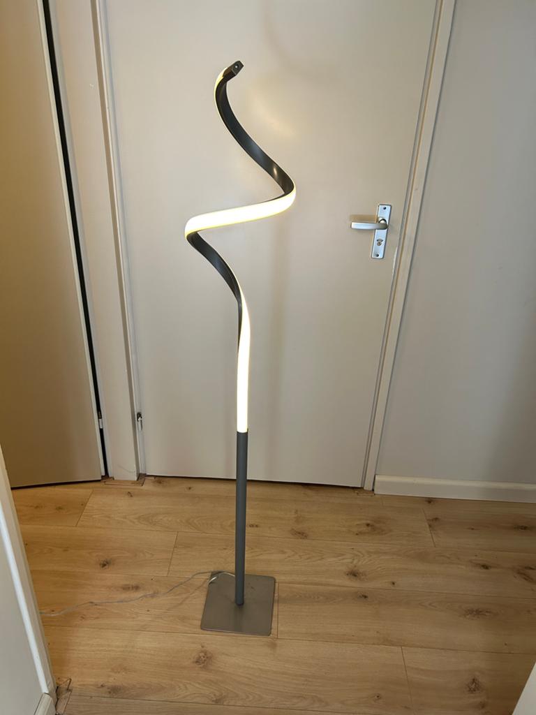 Moderne LED Vloerlamp - Spiraal Design, Ophalen, Zo goed als nieuw, Metaal, 100 tot 150 cm